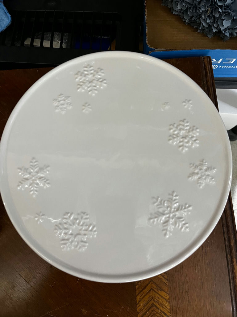 White ceramic pedestal cake stand with snowflake embossing - image 1 of 2