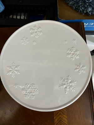 White ceramic pedestal cake stand with snowflake embossing - Image 1 of 2