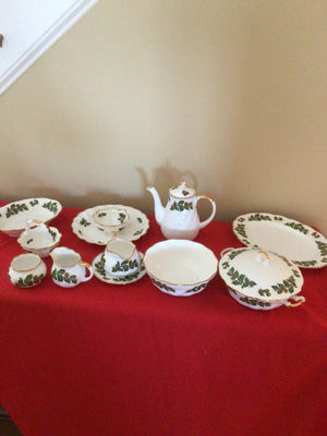 Holly-patterned porcelain dinnerware and teaware set - Image 1 of 3