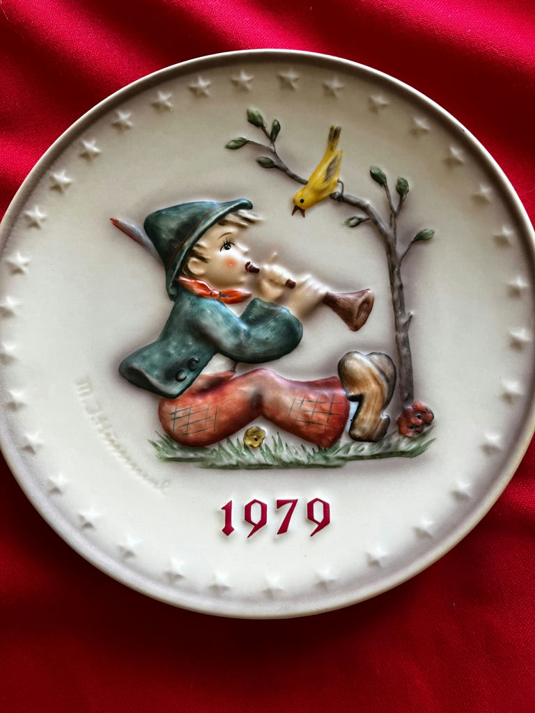 Goebel Hummel Annual Plates (1976–1979) - image 8 of 9