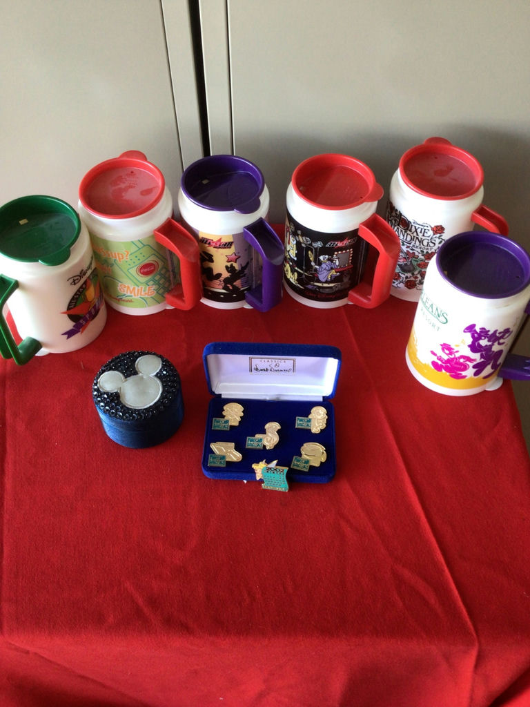 Disney Mugs and Classics Walt Disney Collection Pins - image 1 of 3