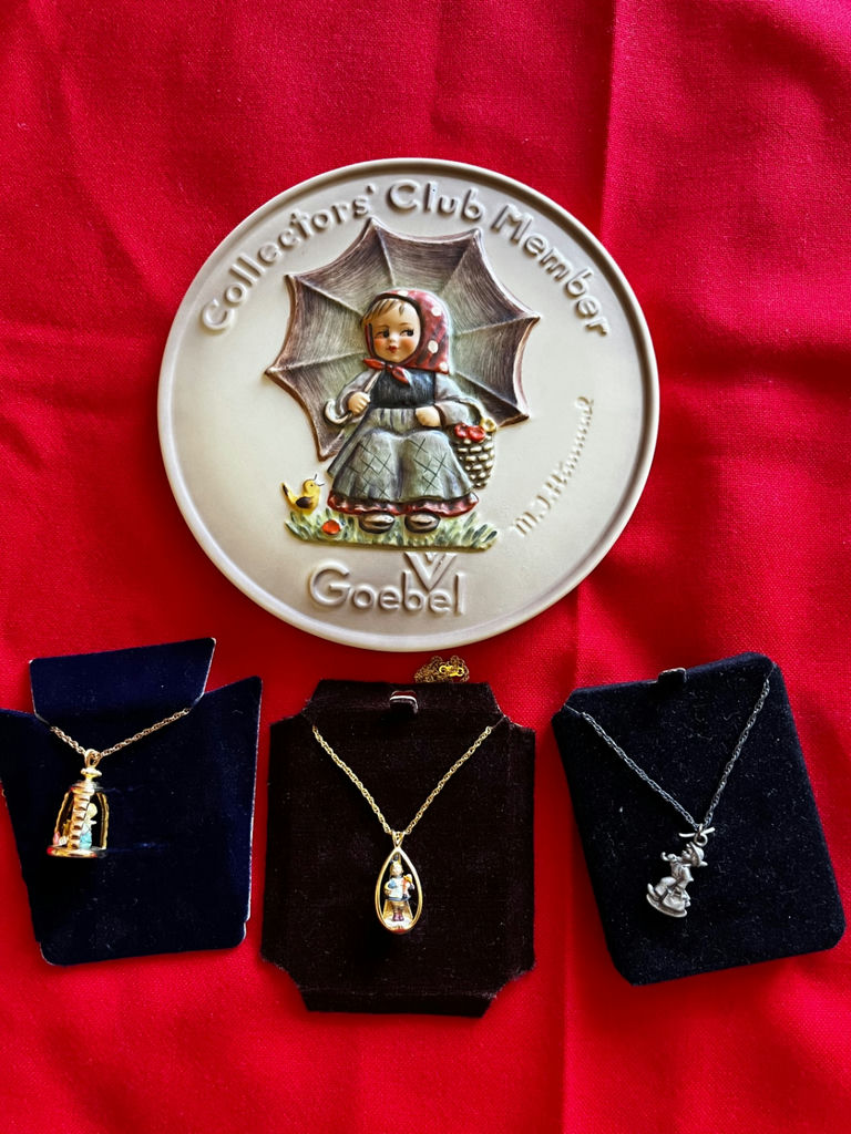 Goebel Collectors plate with three pendant necklaces - image 4 of 4