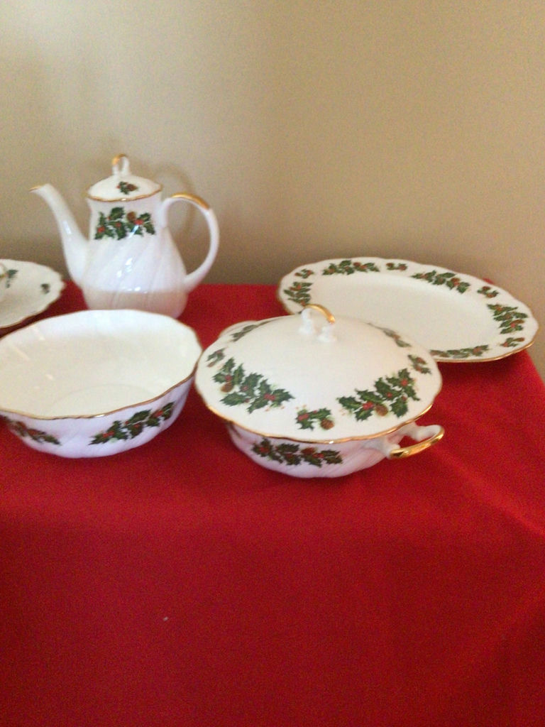 Holly-patterned porcelain dinnerware and teaware set - image 2 of 3