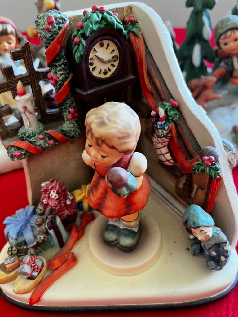 Christmas-themed porcelain figurine diorama set Göbel - image 4 of 5