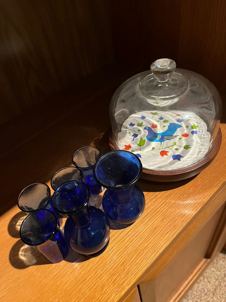 Cobalt blue glass vases and a glass cloche with decorative bird-plate - image 1 of 1