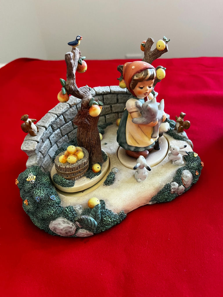 Christmas-themed porcelain figurine diorama set Göbel - image 2 of 5