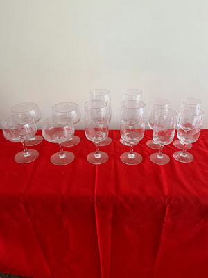 Vintage etched glass stemware: four wine glasses, four cocktail glasses, four champagne flutes - Image 1 of 2