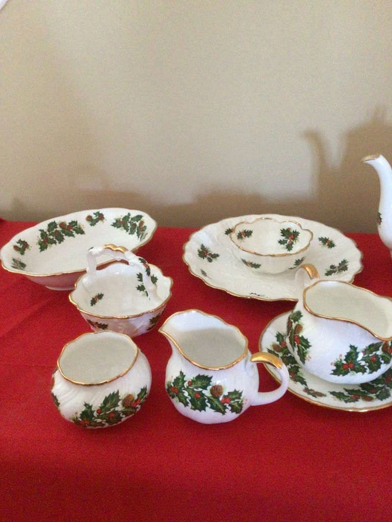 Holly-patterned porcelain dinnerware and teaware set - image 3 of 3