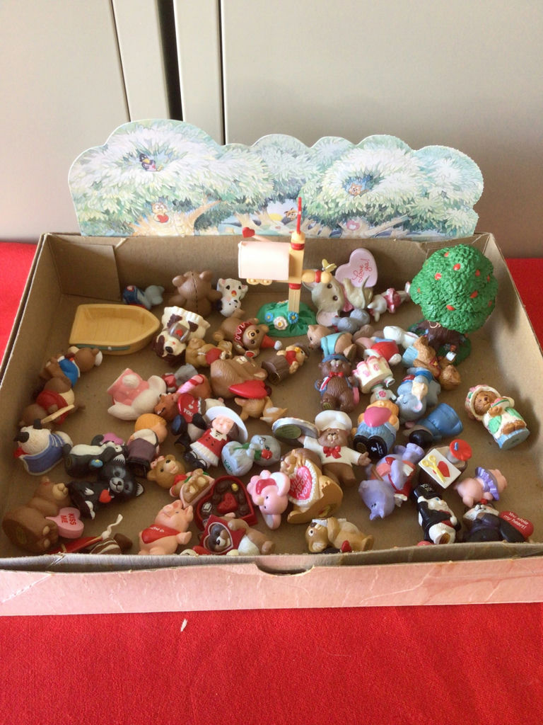 Assorted miniature animal figurines with Valentine motifs - image 1 of 4