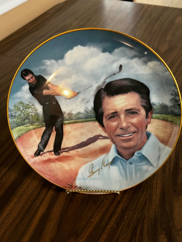 Golf-themed decorative plates: Arnold Palmer and Gary Player - image 3 of 4