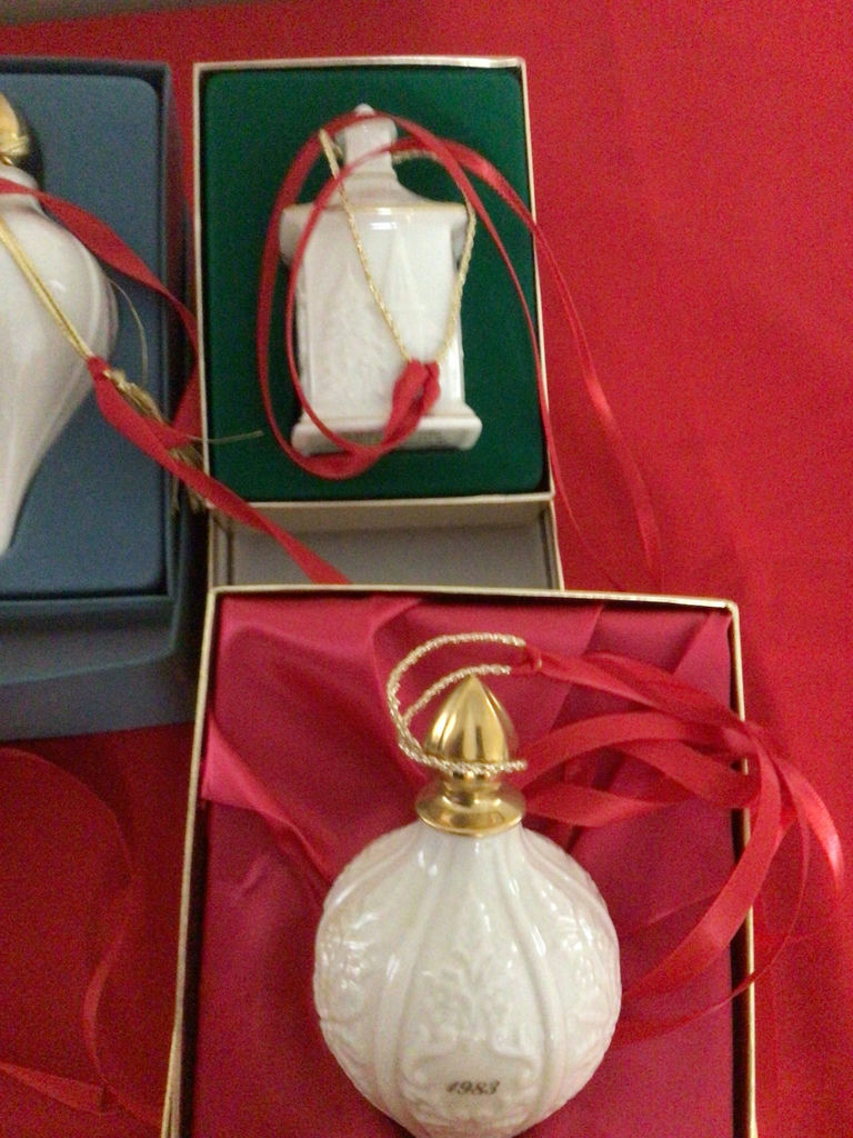 Decorative porcelain bottles in presentation boxes - image 2 of 2