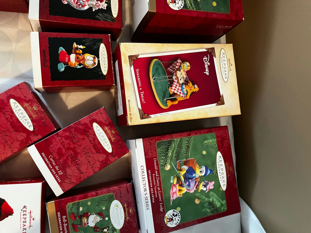 Keepsake Christmas Ornaments and Holiday Figurines - image 3 of 5