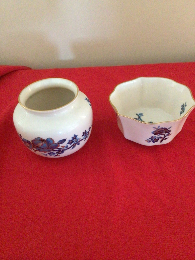 Blue-and-white porcelain vase and scalloped bowl set - image 3 of 4