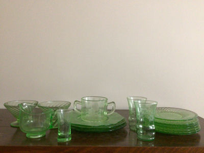 Green glassware dinnerware and glassware set - Image 1 of 3