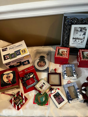 Assorted Christmas ornaments and photo frames - Image 1 of 1