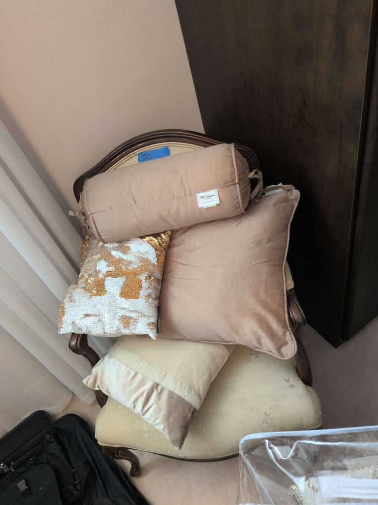 Bedding Set and Decorative Pillows - image 5 of 8