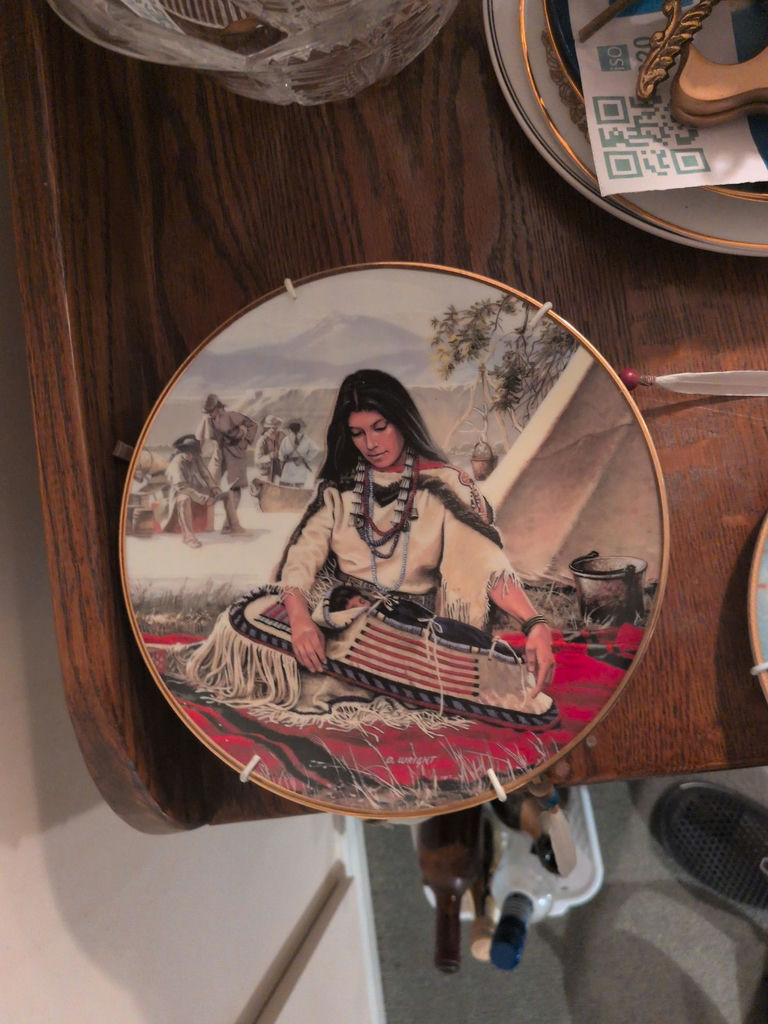Decorative plates and dreamcatchers - image 9 of 13