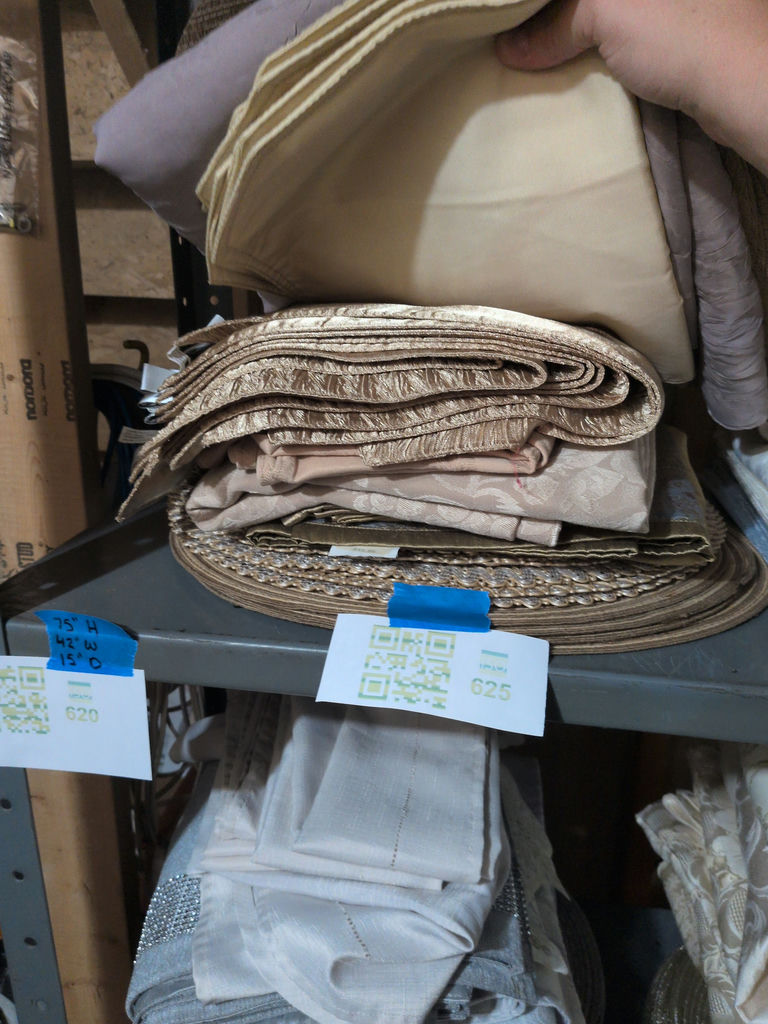 Assorted Table Linens and Placemats - image 5 of 7