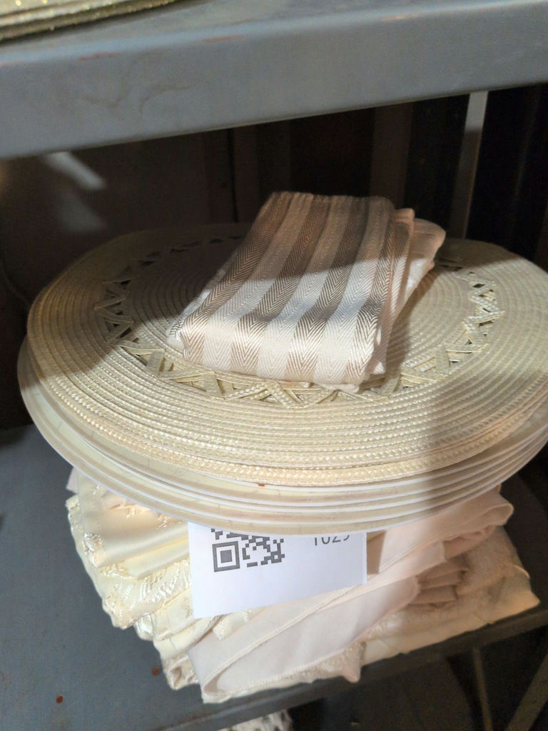 Round Placemats and Assorted Table Linens - image 2 of 8