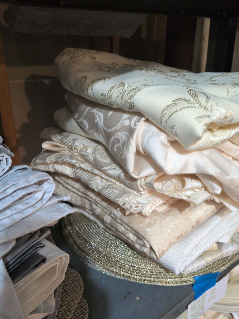 Assorted Table Linens and Placemats - image 2 of 7