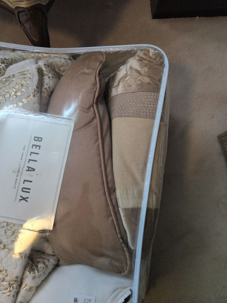 Bedding Set and Decorative Pillows - image 3 of 8