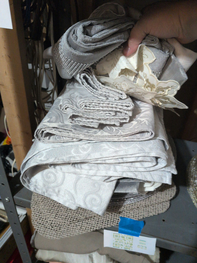 Assorted Table Linens and Placemats - image 4 of 7