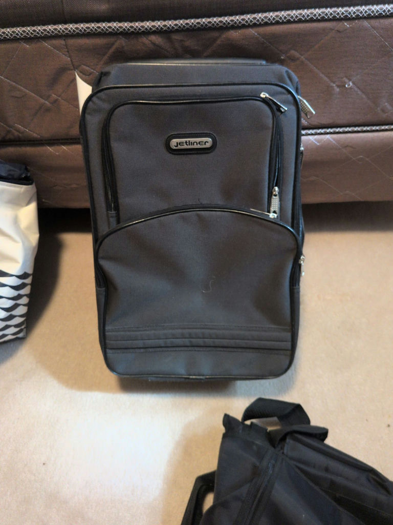 Jetliner Rolling Suitcase and Aero Sport Bag - image 5 of 7