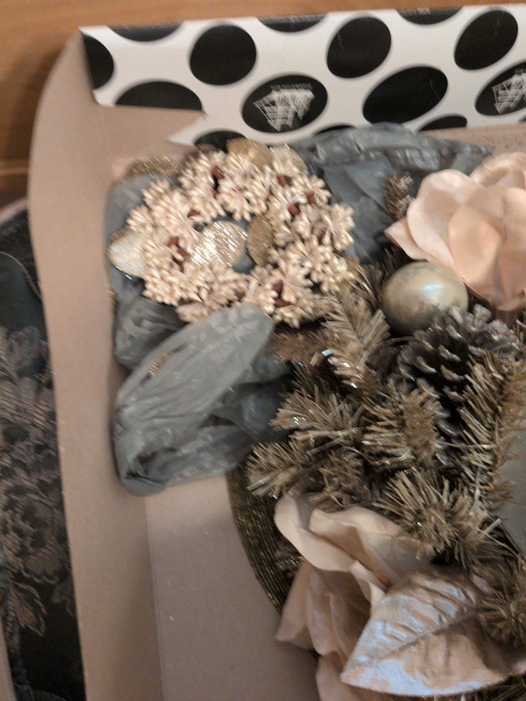 Assorted Holiday Home Decor Items - image 6 of 8