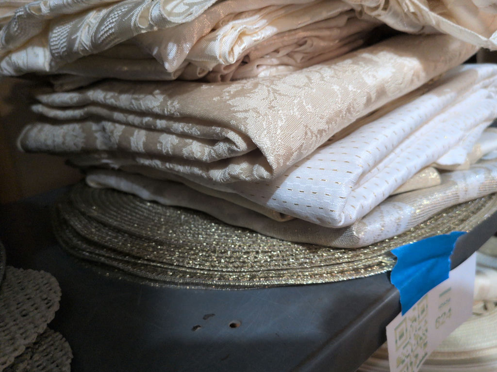 Assorted Table Linens and Placemats - image 4 of 7