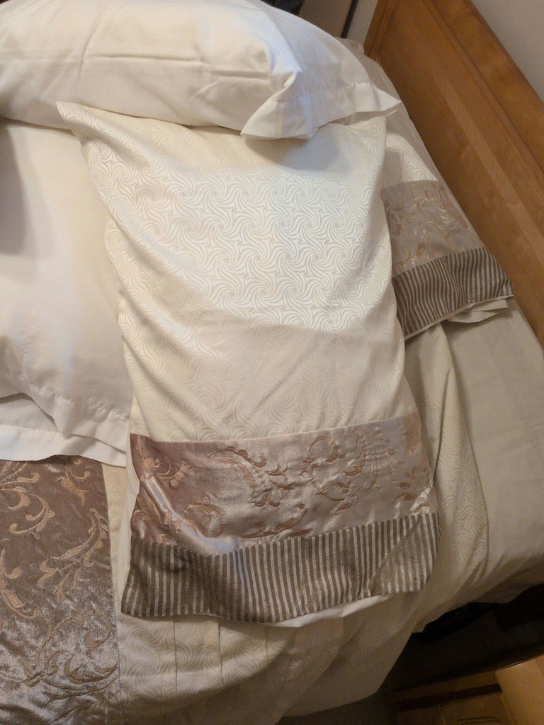 Double Size Bedding Set with Pillows and Decorative Cushion - image 4 of 6