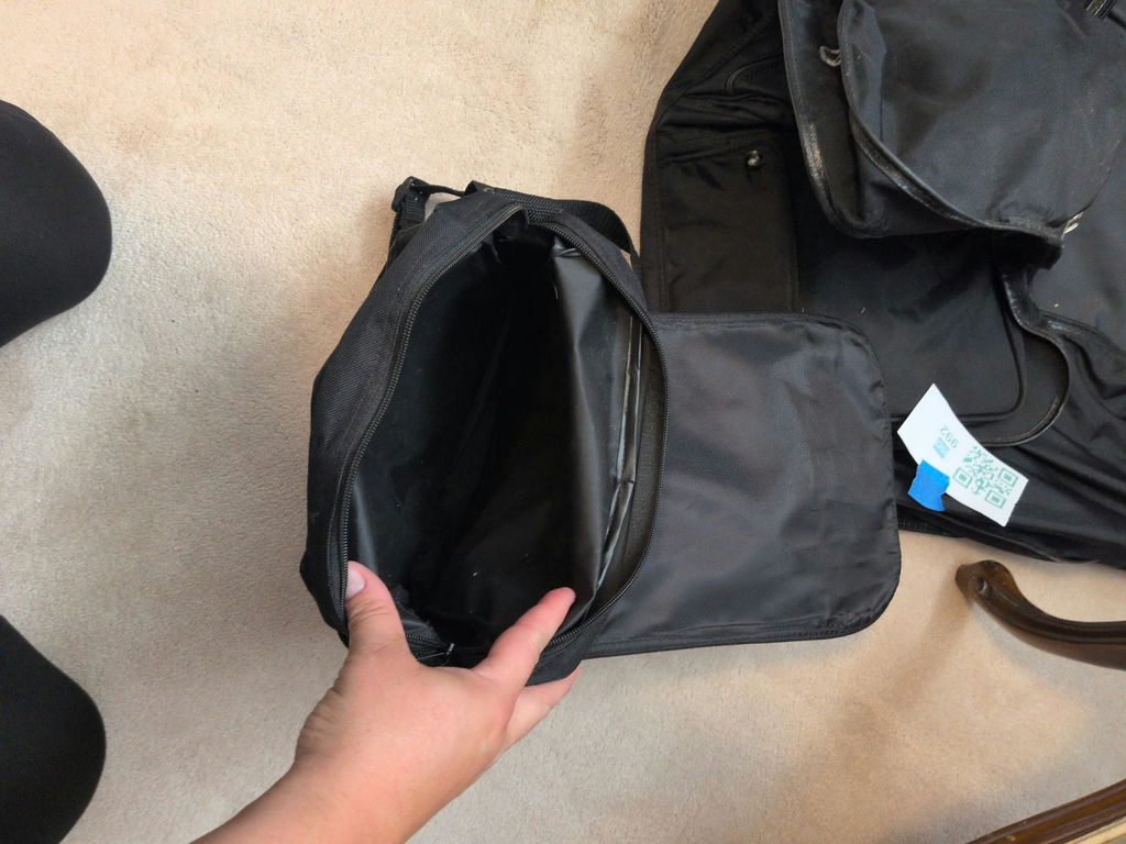 Aero Sport Shoulder Bag And A Samsonite Garment Bag - image 4 of 8