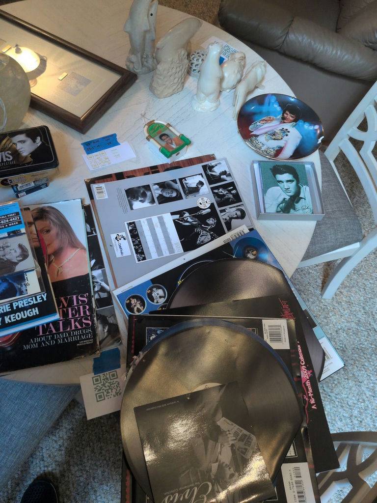 Elvis Presley Collectibles and Media Lot - image 15 of 15