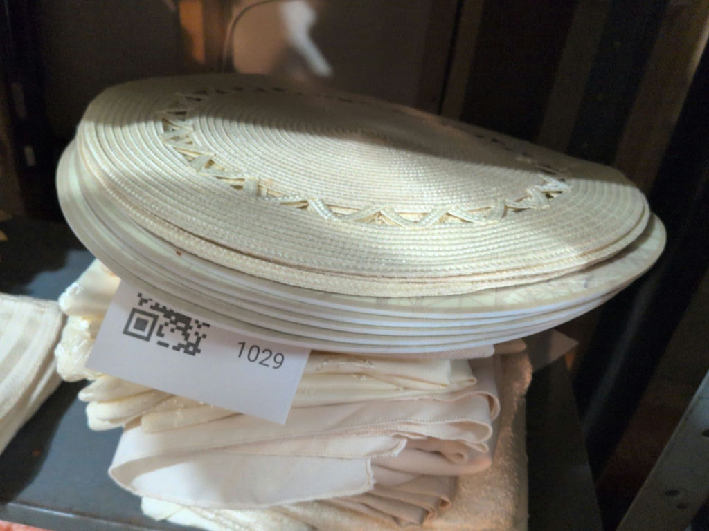 Round Placemats and Assorted Table Linens - image 3 of 8