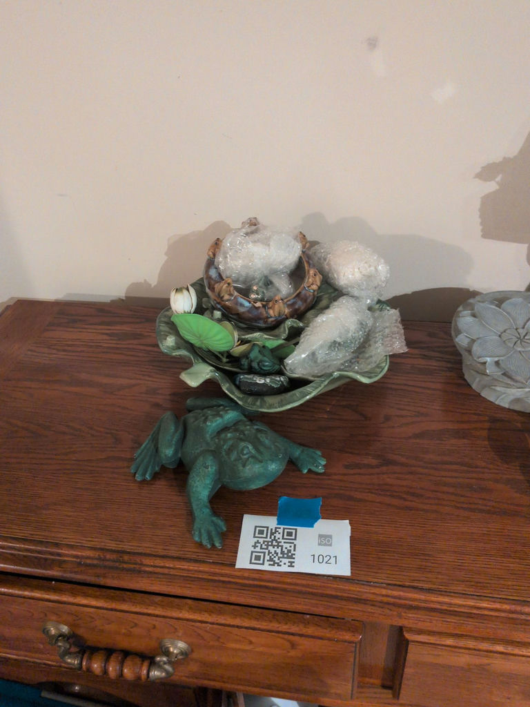 Frog-Themed Ceramic Bowls, Figurines, and Decorative Pieces - image 1 of 7