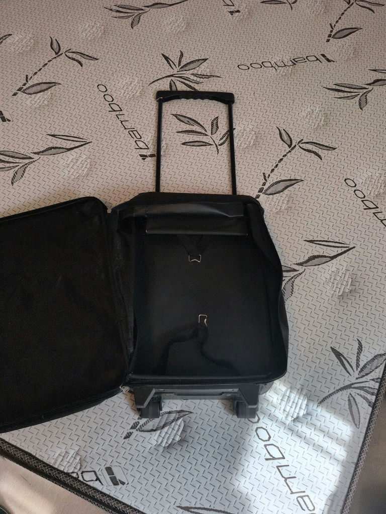 Jetliner Rolling Suitcase and Aero Sport Bag - image 7 of 7