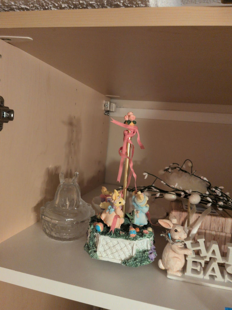 Assorted Easter Decorations and Decorative Items - image 3 of 7
