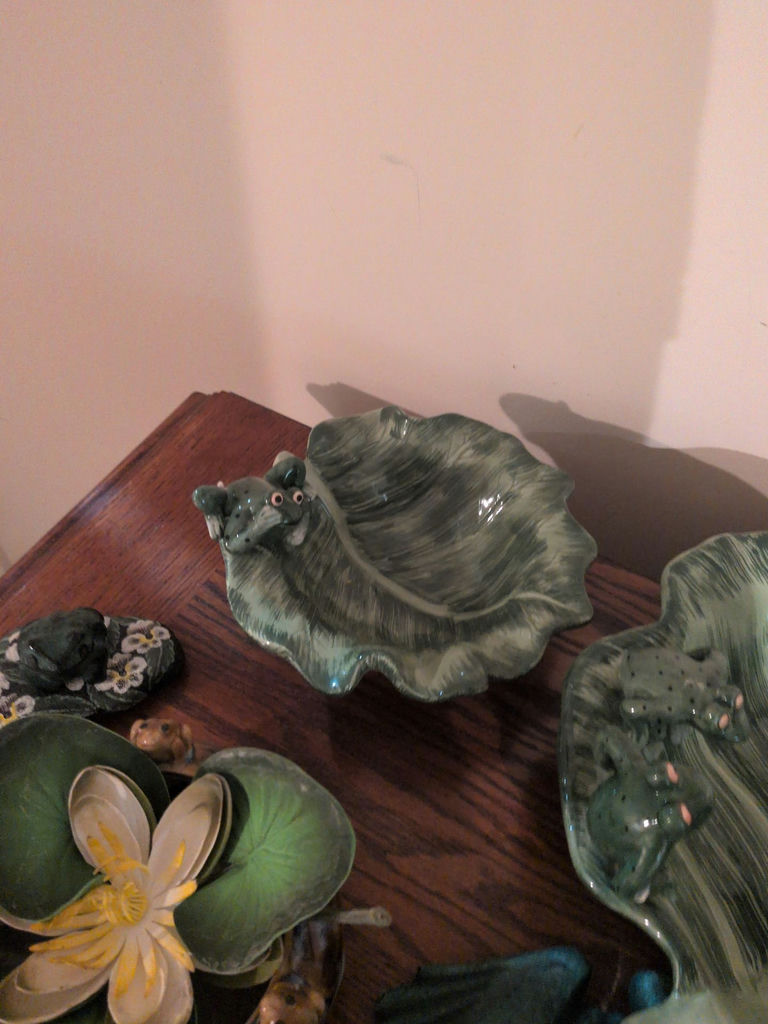 Frog-Themed Ceramic Bowls, Figurines, and Decorative Pieces - image 4 of 7
