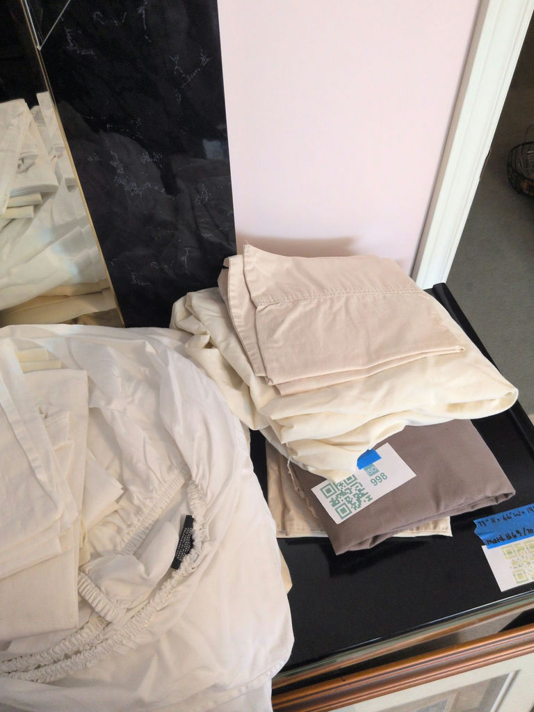 Assorted Bed Sheets and Pillowcases - image 4 of 7
