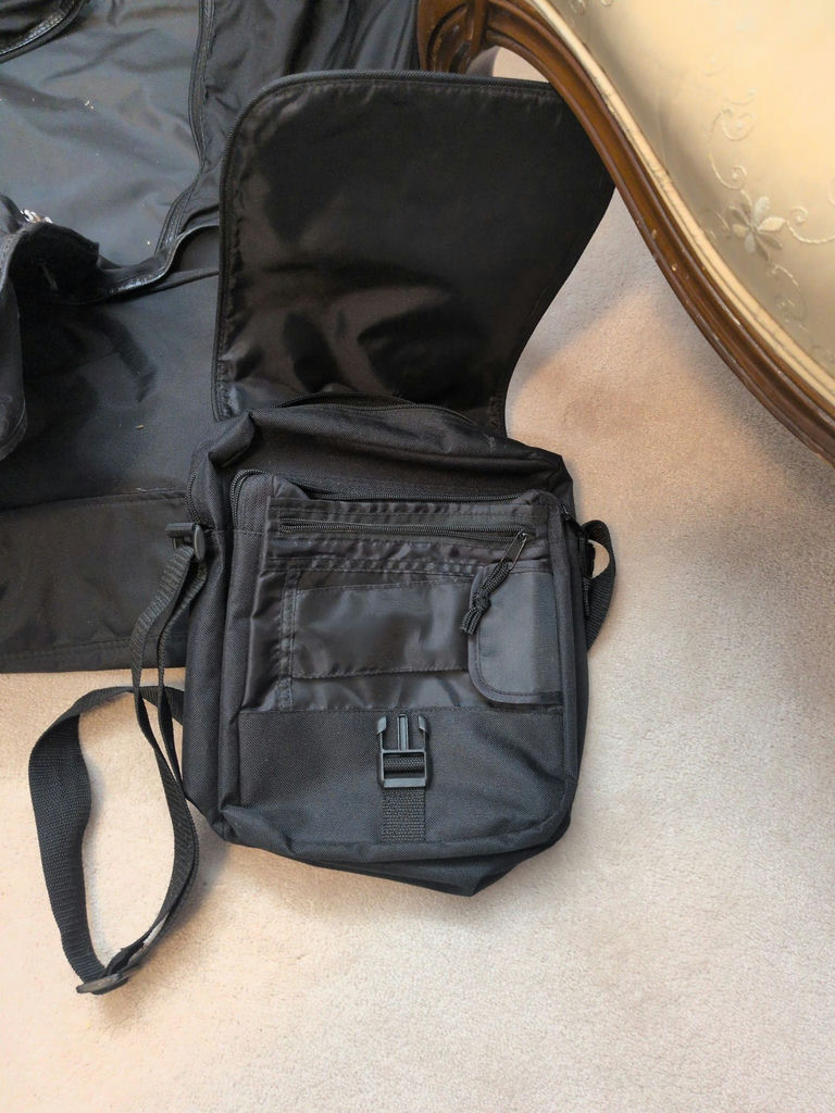 Aero Sport Shoulder Bag And A Samsonite Garment Bag - image 3 of 8