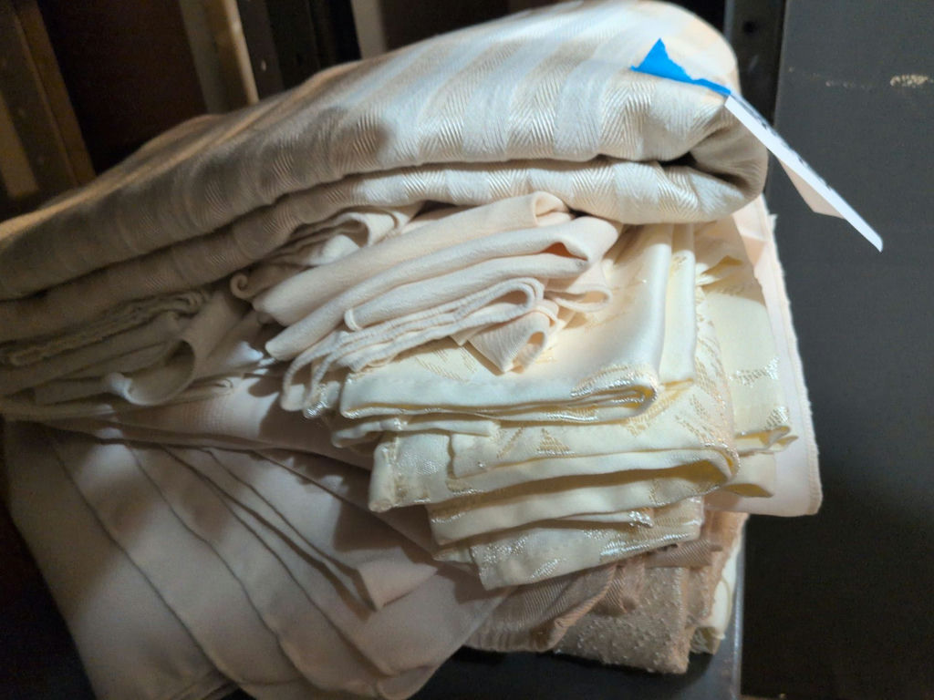 Round Placemats and Assorted Table Linens - image 6 of 8
