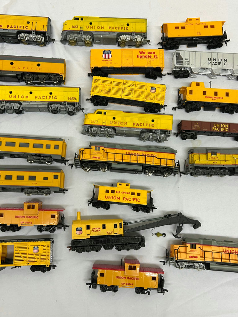 Union Pacific HO Scale Trains - image 3 of 6