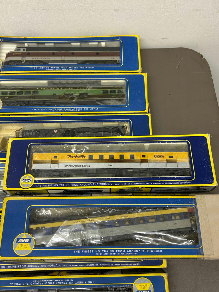 AHM HO Trains - image 7 of 7