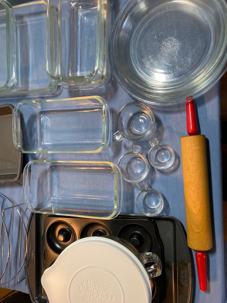Assorted Pyrex & aluminum Bakeware and Kitchen Tools - image 2 of 5