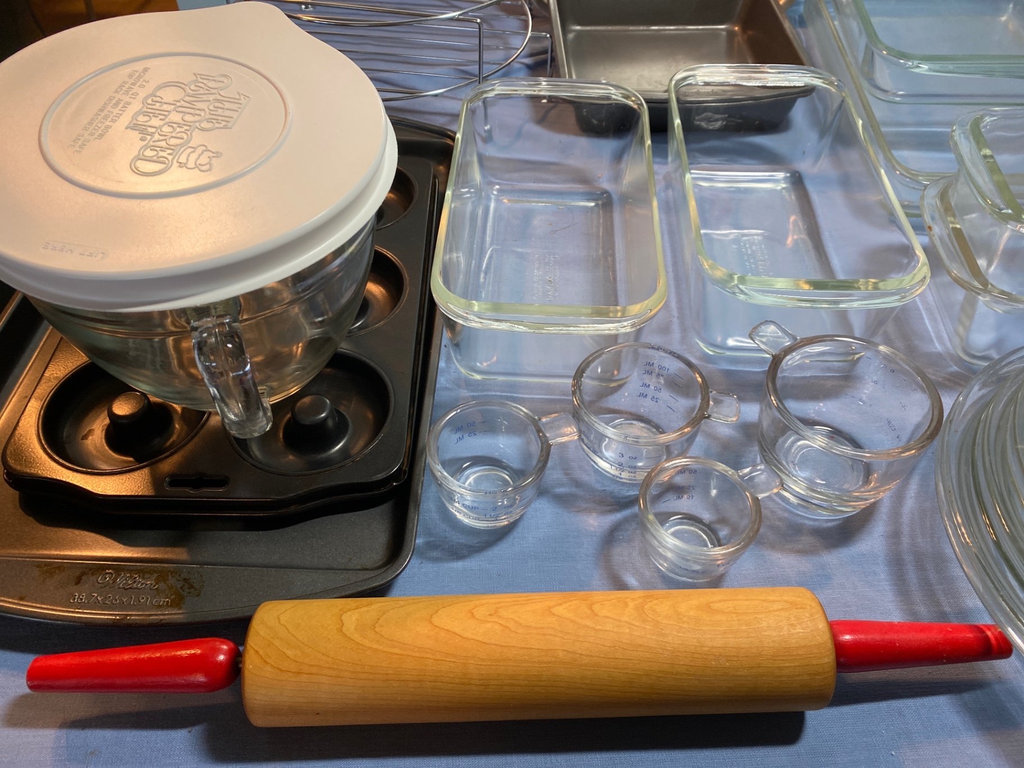 Assorted Pyrex & aluminum Bakeware and Kitchen Tools - image 3 of 5