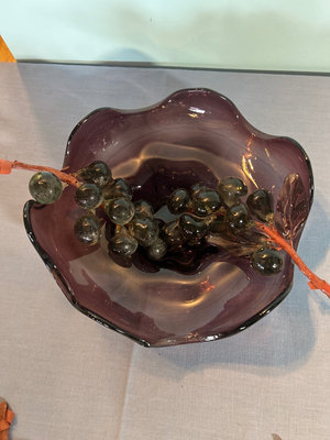 Decorative glass grape clusters with purple bowl - Image 1 of 3