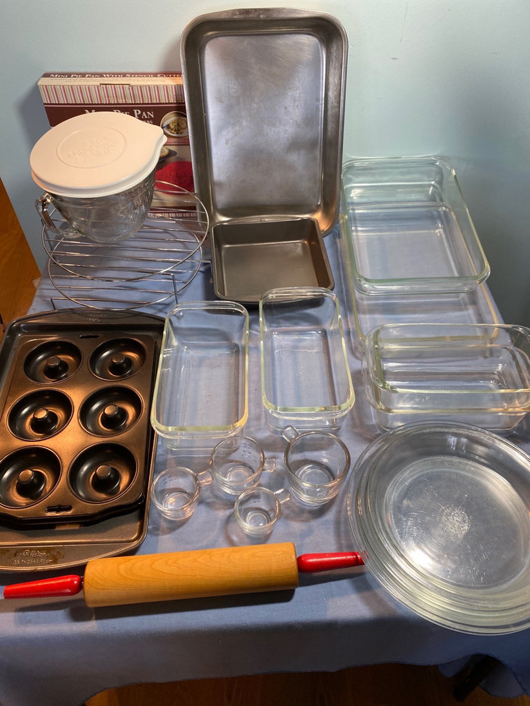 Assorted Pyrex & aluminum Bakeware and Kitchen Tools - image 4 of 5