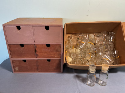 Small wooden 6-drawer organizer and glass spice jars. - Image 1 of 3