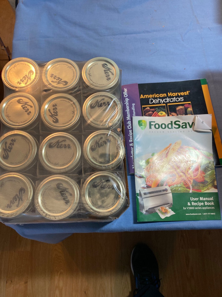 FoodSaver vacuum sealing system with roll packs, jars, and lids - image 5 of 5