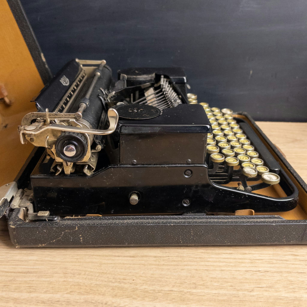 1930s Royal Model P Portable Typewriter - image 4 of 11