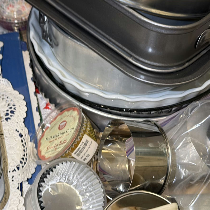 Assorted Baking Pans, Cake Molds, Muffin Tins, and Baking Accessories - image 7 of 7